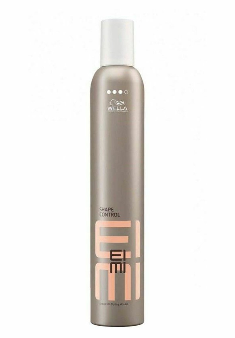 Wella EIMI Shape Control styling mousse i en høj, cylindrisk, metalisk sølvbeholder med en hvid kapsel. Har sort og ferskenfarvet tekst.