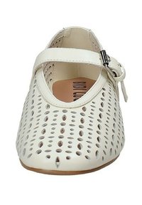 Scarpa Mary Jane in pelle bianca con design perforato, cinturino regolabile, punta rotonda e suola in gomma marrone.