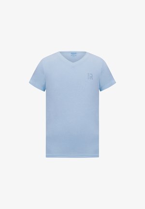 Jasnoniebieska koszulka krótki rękaw z dekoltem w serek. Materiał wydaje się gładki z ledwo widocznym logo w górnym lewym rogu. Prosty, klasyczny styl.