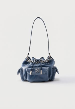 Δερμάτινη τσάντα σε σκούρο μπλε με μακριά λουρί, μπροστινό κορδόνι, ασημένια αλυσίδα και τρεις εξωτερικές τσέπες με καπάκια.