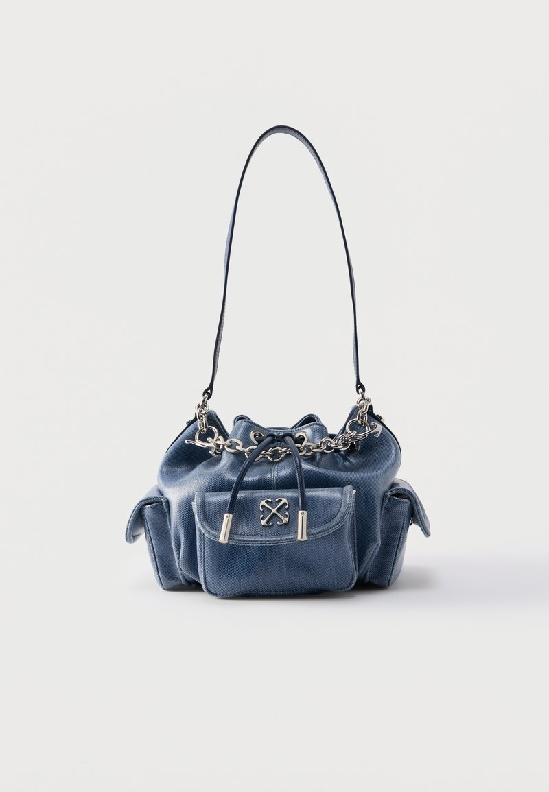Δερμάτινη τσάντα σε σκούρο μπλε με μακριά λουρί, μπροστινό κορδόνι, ασημένια αλυσίδα και τρεις εξωτερικές τσέπες με καπάκια.