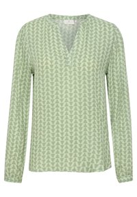 Blusa de manga larga verde claro con escote en V y patrón geométrico de triángulos en tonos verdes variados.