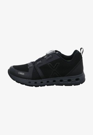Zwarte sportieve schoen met een bovenwerk van mesh, rubberen zool en een draaisysteem voor de veters. Bevat een gestructureerde stof en een prominent X-logo aan de zijkant.