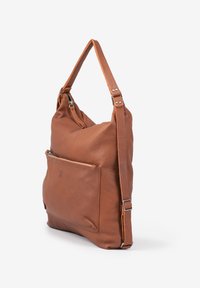 Bolso de hombro de cuero marrón con cierre de cremallera, correa ajustable y un bolsillo frontal. Textura suave con un brillo sutil. Forma rectangular compacta.