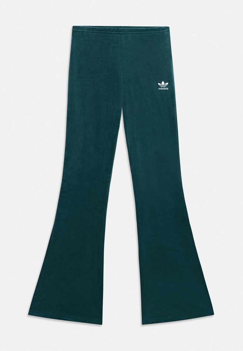 Žametne široke hlače temno teal barve, z gladko teksturo, elastičnim pasom in belim logotipom Adidas na zgornji levi strani.
