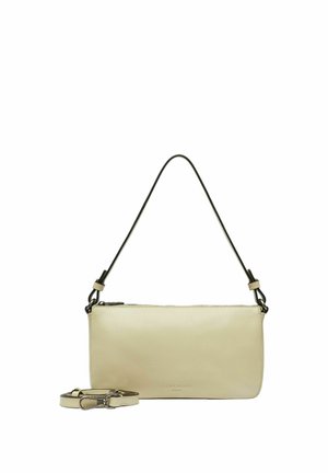 Pequeño bolso rectangular de cuero beige con una correa corta negra y una correa larga beige desmontable con cierres metálicos.