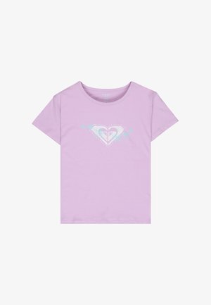 Lila T-shirt met korte mouwen en een ronde hals met een pastelvormig hartvormig logo met bloemaccenten in het midden van de borst.