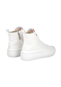 Las zapatillas altas blancas cuentan con un upper de lona, suela de goma texturizada y un zipper lateral. Acentos en naranja brillante en la lengüeta y ojales.