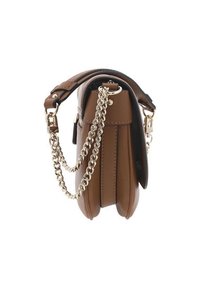 Borsa a tracolla in finta pelle marrone con catena, dotata di zip superiore, pieghe laterali e hardware dorato. Design compatto e strutturato.