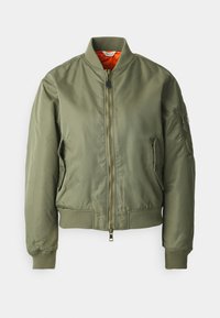 Olivovo zelená bomber bunda so zipsom, rebrovanými manžetami a spodným lemom, dvoma bočnými vreckami a oranžovou podšívkou. Hladká textúra.