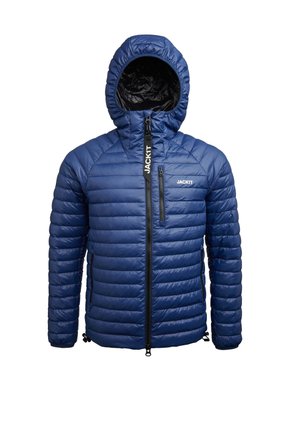 Blauwe pufferjack met een gewatteerd ontwerp, capuchon, frontzipper en logo op de borst. Glad textuur en elastische afwerkingen bij de zoom en manchetten.