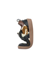 Schwarze Leder- und Rindsleder-Sneaker mit braunen Akzenten, einer strukturierten Oberfläche und einer Gummisohle mit einem Zickzackmuster.