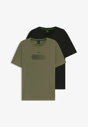 To T-shirts med korte ærmer og rund hals, den ene olivengrøn med et sort, stribet hexagon-design og teksten "BOSS", og en ensfarvet sort bagved.