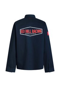 Granatowa kurtka z długim rękawem z logo "RED BULL RACING Engineering & Performance" w kolorze czerwonym i białym na plecach oraz małą naszywką na rękawie.