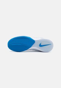 Balta sportinė batų padanga su mėlynu akcentu. Turtinga tekstūruota danga su grioveliais ir perforacijomis geresniam sukibimui. Nike logotipas mėlyna spalva.