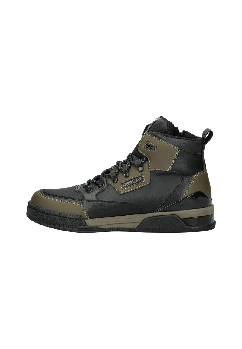 Sneakers alte in materiale sintetico nero e verde oliva, con pannelli testurizzati, lacci piatti e un tallone imbottito.