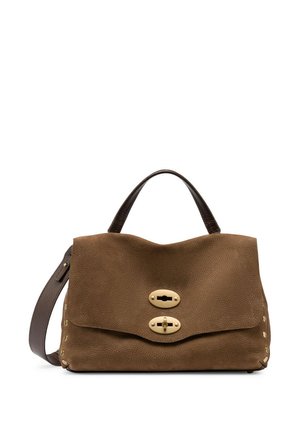 Borsa a mano in pelle marrone strutturata con patta curva, chiusure doppie dorate a scatto, manico superiore e tracolla regolabile.