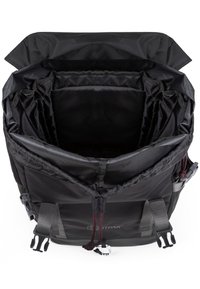 Černý batoh s rolovacím designem, vyrobený z odolné tkaniny. Obsahuje několik přihrádek a kovové akcenty pro zapínání a nastavení.