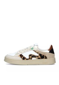 Sneaker bianche in pelle con accenti in stampa leopardata, suede beige, logo verde e dettagli del tallone a contrasto, caratterizzati da una suola spessa e testurizzata.