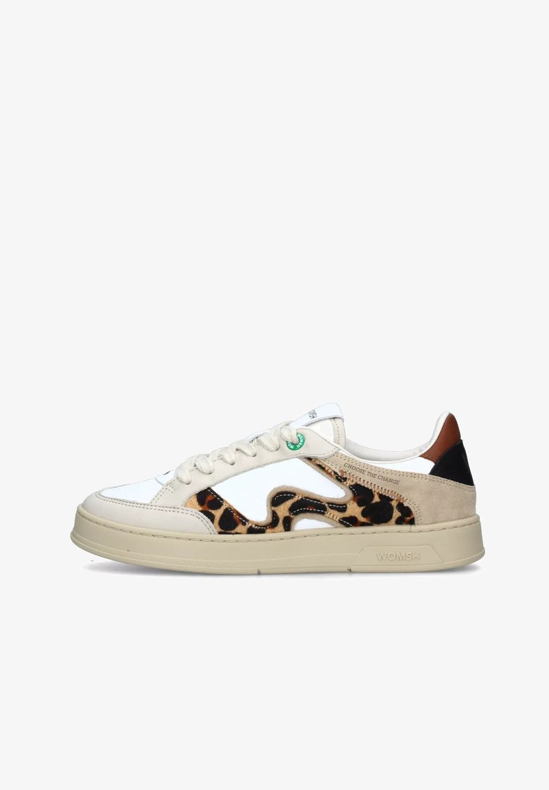 Sneaker bianche in pelle con accenti in stampa leopardata, suede beige, logo verde e dettagli del tallone a contrasto, caratterizzati da una suola spessa e testurizzata.