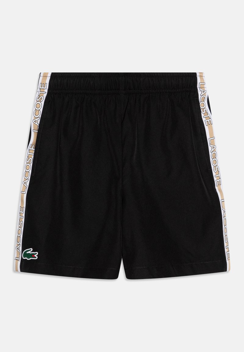 Shorts de sport noirs avec une taille élastique, présentant une texture en maille, des panneaux latéraux arborant la marque 'LACOSTE' et un logo crocodile vert.