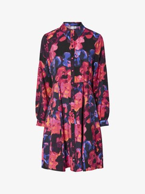 Vestido preto com padrões florais vibrantes em rosa, roxo e azul. Apresenta um fecho frontal com botões, colarinho e mangas compridas com punhos.
