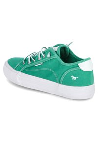 Sneaker in tela verde con suola in gomma bianca, punta arrotondata e dettagli bianchi. Presenta un design con lacci e un piccolo logo di cavallo sul tallone.