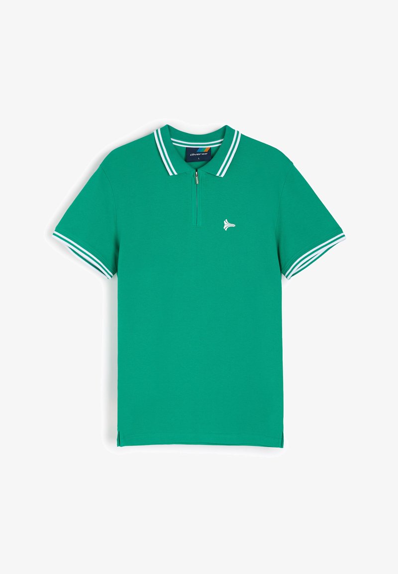 Zielona koszulka polo wykonana z bawełny, z zamkiem błyskawicznym przy szyi, białymi paskami na kołnierzyku i mankietach, oraz małym logo na piersi.
