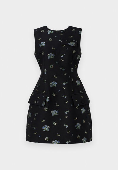 Fekete ruha kék és zöld virágmintával. Ujjatlan kivitel, testhezálló sziluett, két zsebével a csípőn.