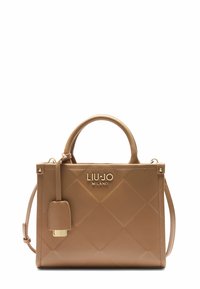 Bolso de mano de cuero marrón claro con un patrón acolchado, logo dorado y etiqueta desmontable. Presenta asas superiores y una correa para el hombro. Forma rectangular compacta.