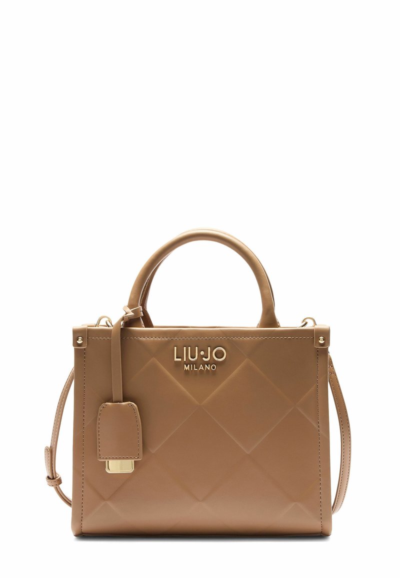 Bolso de mano de cuero marrón claro con un patrón acolchado, logo dorado y etiqueta desmontable. Presenta asas superiores y una correa para el hombro. Forma rectangular compacta.