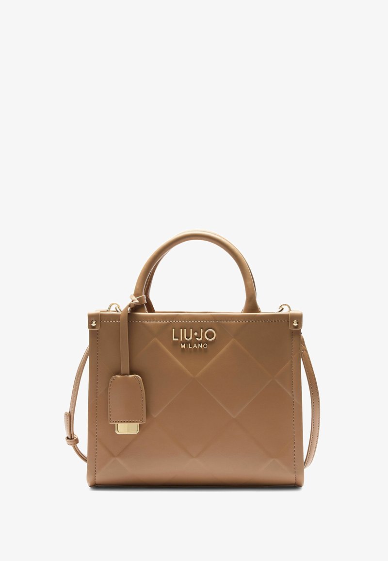Taschenhandtasche aus braunem Leder mit einem gesteppten Muster, goldenem Logo und abnehmbarem Anhänger. Verfügt über obere Griffe und einen Schultergurt. Kompakte rechteckige Form.