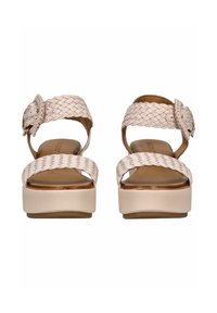 Wedge sandalen met gevlochten faux-leer straps in lichtroze, met een gladde bruine voetbed en een strakke gesp accent.