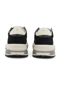 Sneaker nere in suede con tacco color crema e dettagli grigi. Presentano un collare imbottito e una suola testurizzata per una buona aderenza.