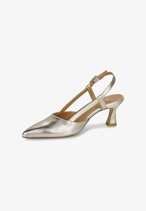 Zilveren slingback pumps met spitse neus, middelhoog uitlopende hak en verstelbare gespsluiting.