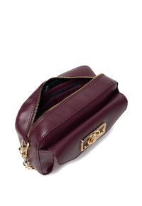 Bordowa skórzana torebka o teksturowanym wykończeniu, złote okucia oraz zapięcie na zamek. Po bokach ozdobiona łańcuszkiem.