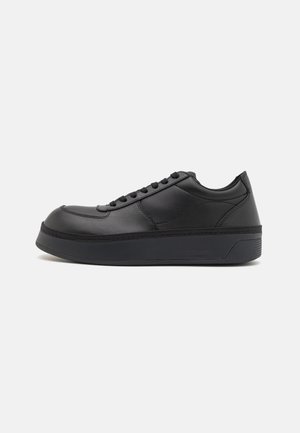 Matalavartiset tennarit - black