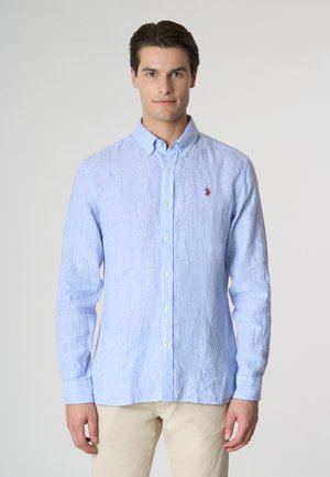 Camicia button-up a righe blu e bianche realizzata in un tessuto leggero, con un colletto classico, maniche lunghe e un piccolo logo rosso sul petto.