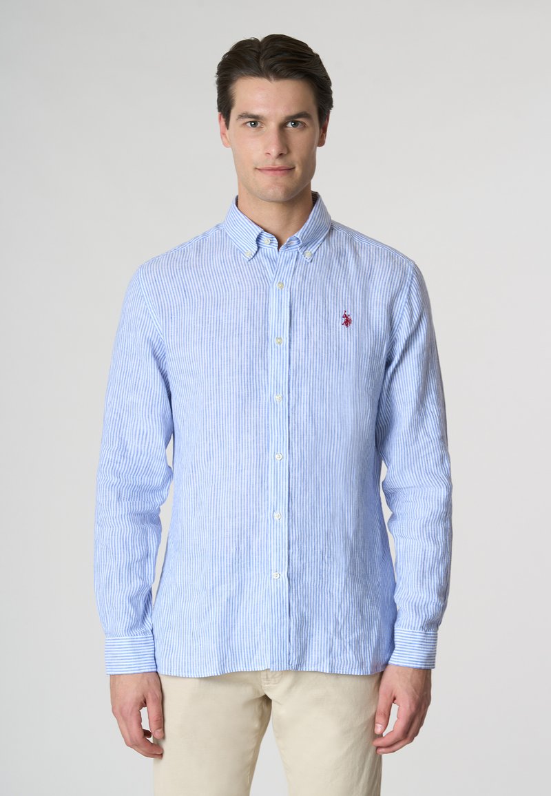 Camicia button-up a righe blu e bianche realizzata in un tessuto leggero, con un colletto classico, maniche lunghe e un piccolo logo rosso sul petto.