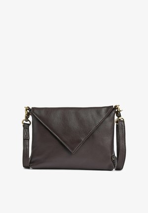 Bolso bandolera de cuero marrón con solapa plegable y acabado texturizado. Cuenta con una correa desmontable y detalles en hardware tono dorado.