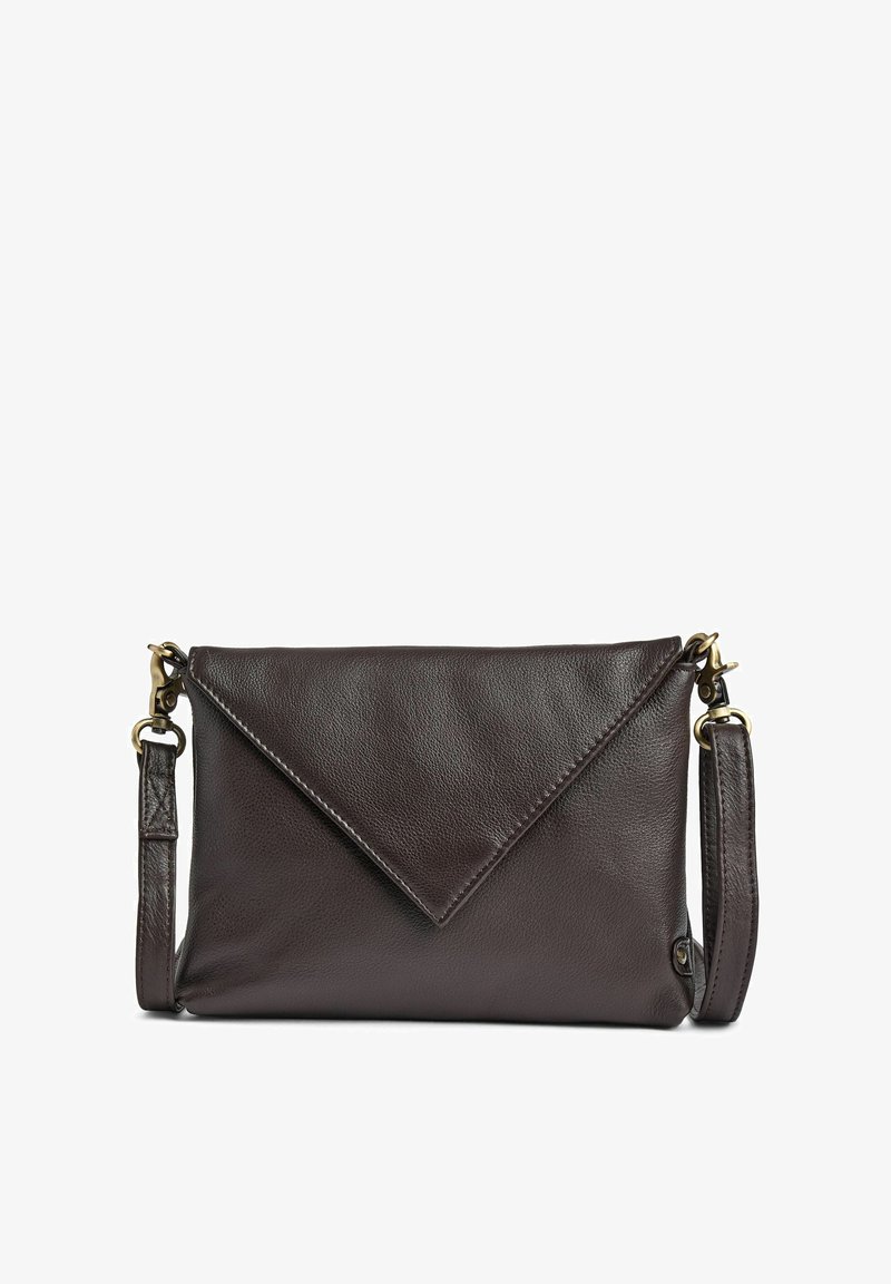 Hnedá kožená kabelka cez rameno s preklopovou chlopňou a textúrovaným povrchom. Má odnímateľný popruh a zlaté kovové doplnky.