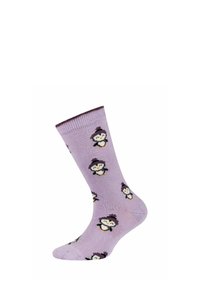 Hellblauer Socken mit mehreren kleinen Pinguinen, die lila Hüte tragen, die über den Stoff verteilt sind, aus seitlicher Perspektive gezeigt.