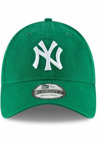 Grüne Baumwoll-Baseballmütze mit verstellbarem Riemen, ausgestattet mit einem weißen, gestickten "NY"-Logo auf der Vorderseite und einer strukturierten Stoffoberfläche.