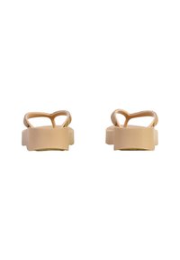 Infradito beige con suola spessa e cinturini a forma di cuore. Realizzati in plastica liscia, senza motivi o decorazioni.