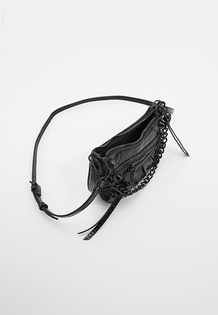 Borsa in pelle nera con superficie texture, dotata di cerniere, una tracolla a catena e una silhouette slanciata. Include una tracolla regolabile.