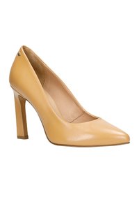 Klasická lodička na vysokém podpatku s špičatou špičkou v světle žluté kůži, elegantním siluetou a robustním podpatkem. Vnitřek je podšit béžovým materiálem.