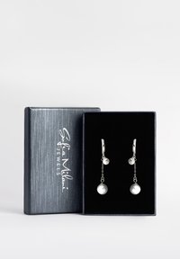 Silverörhängen med runda pärlor, hängande från länkade kedjor. Presenterades i en marinblå texturerad låda med svart sammetsinredning.