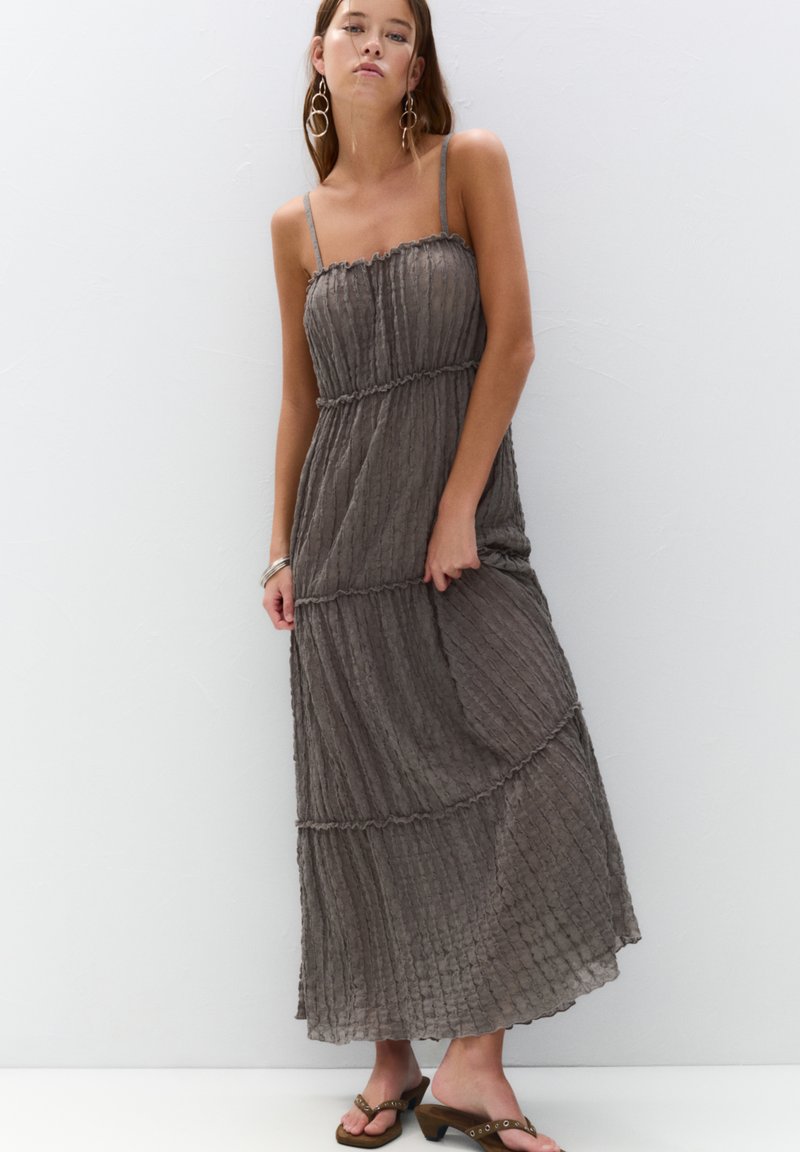 PULL&BEAR - CREASED - MIDI - Vapaa-ajan mekko - grey, Suurenna