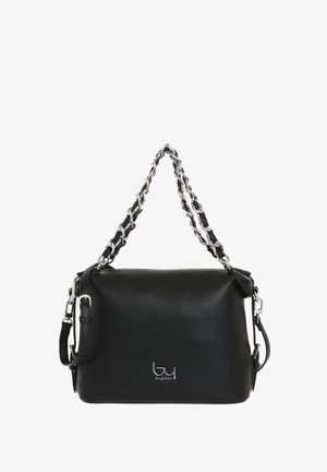 Schwarze Lederhandtasche mit einem silbernen Kettenriemen. Rechteckige Form, strukturierte Oberfläche, mit einem Logo auf der Vorderseite. Verstellbarer Schulterriemen.