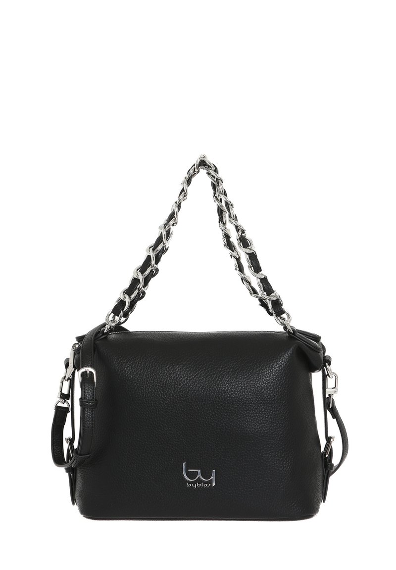 Borsa a mano nera in pelle con tracolla in catena argentata. Forma rettangolare, superficie texturizzata, con logo sul davanti. Tracolla regolabile.